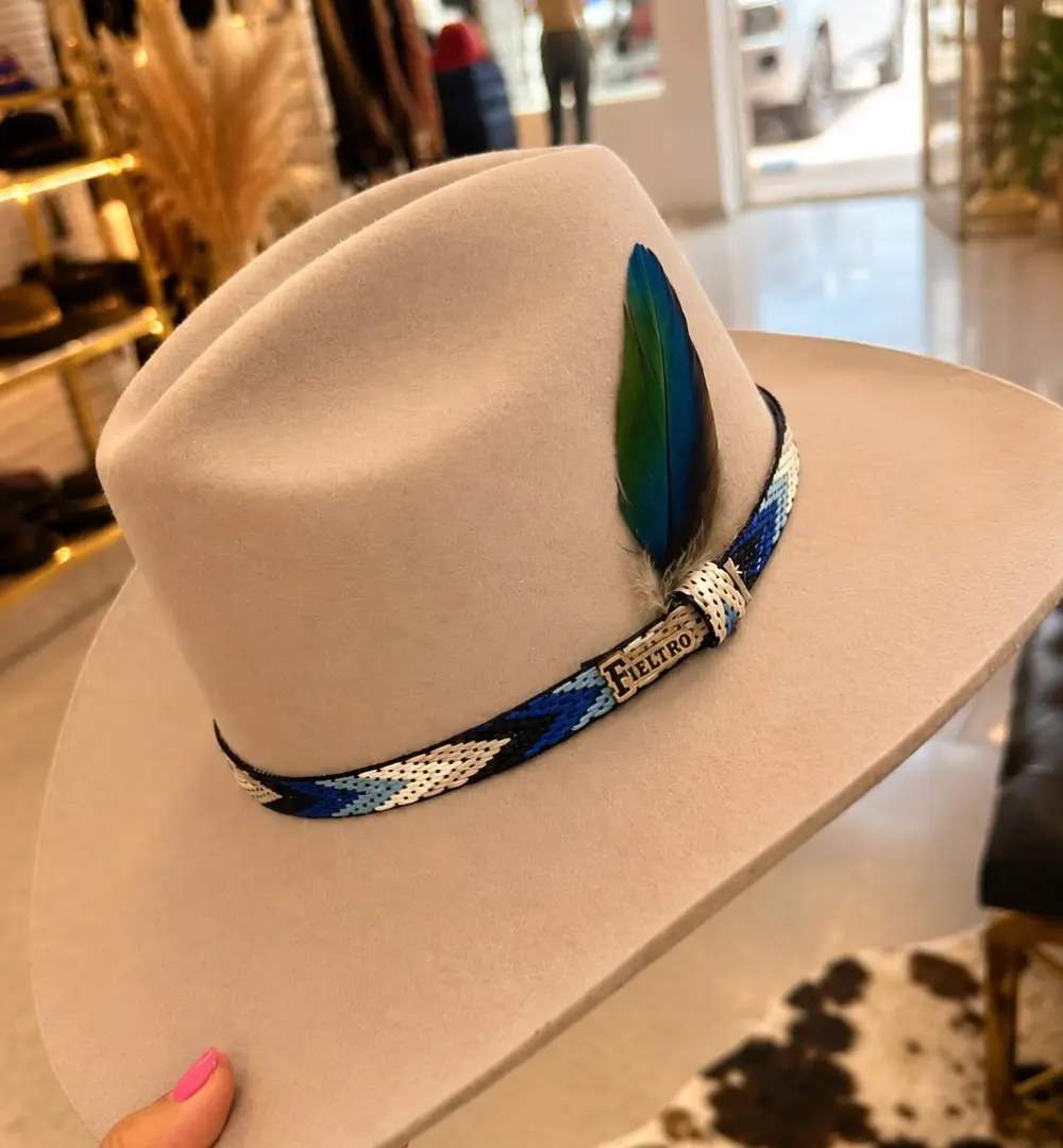 Sombrero con Pluma y Cuentas