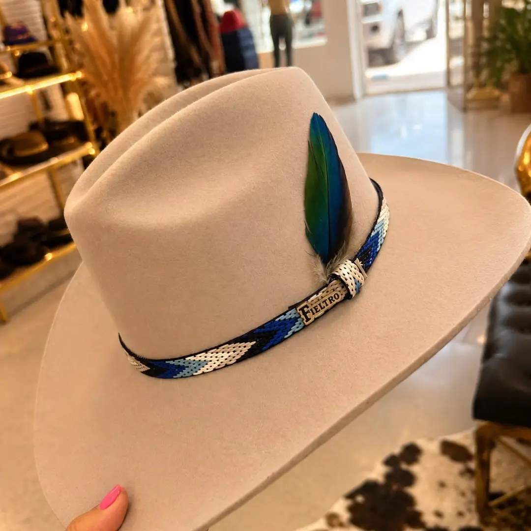Sombrero con Pluma y Cuentas